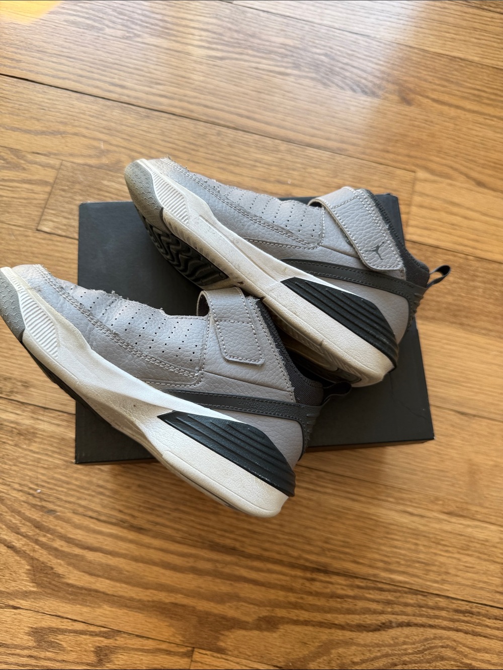 Boys Jordan Max Aura 5 sneakers. Size 1y (with box) - Picture 5 of 7